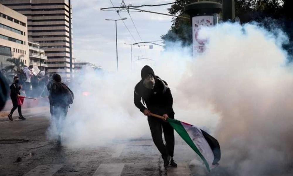 Συλλήψεις και τραυματίες σε επεισόδια έξω από την πρεσβεία του Ισραήλ